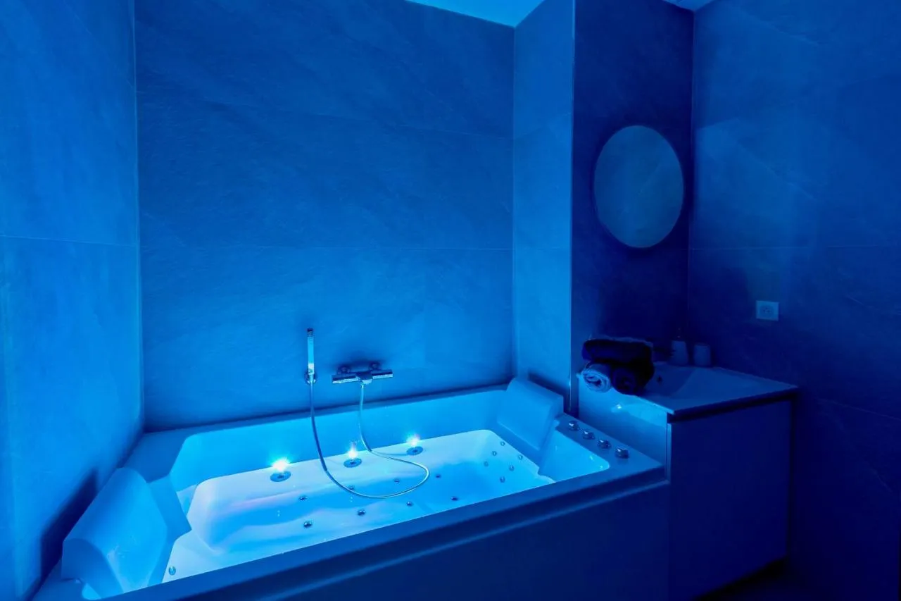 L'Escale Mourillon : baignoire balnéo en lumière bleue, love room à Toulon