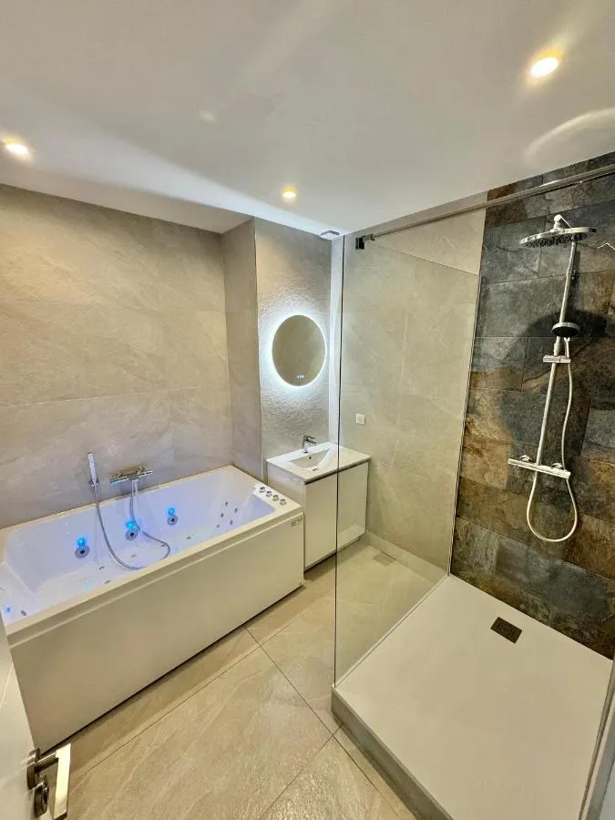 L'Escale Mourillon : baignoire balnéo et douche, love room à Toulon