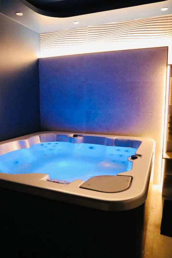 Li Li et Rose : bain à remous éclairé, love room à Nantes