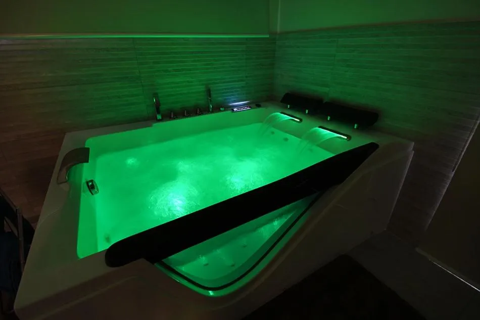 Loft Détente : bain à remous en lumière verte, love room à Strasbourg