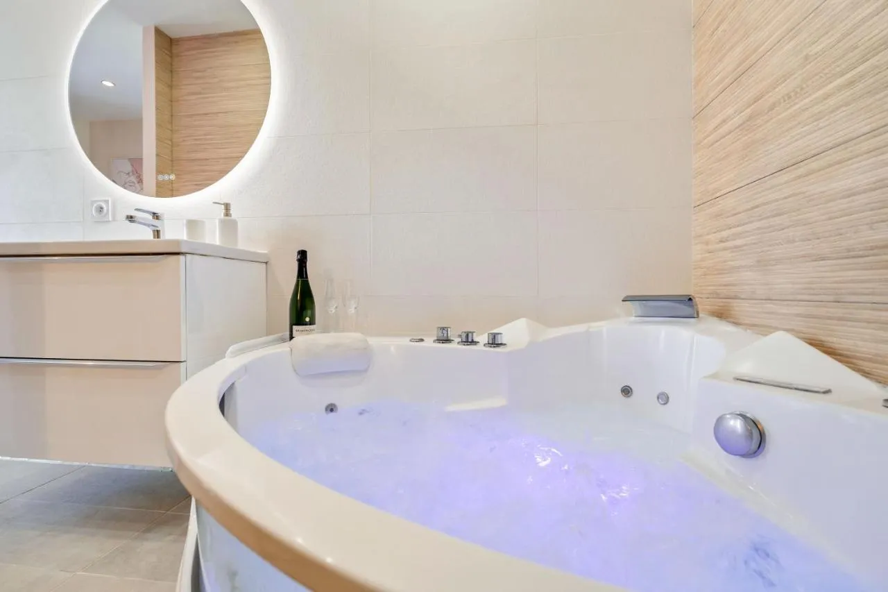 Loft Jacuzzi Masséna : bain à remous d'angle, love room à Nice