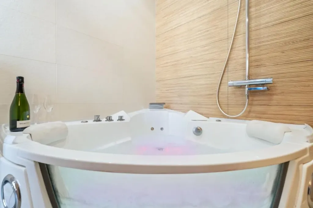 Loft Jacuzzi Masséna : bain à remous et douche, love room à Nice