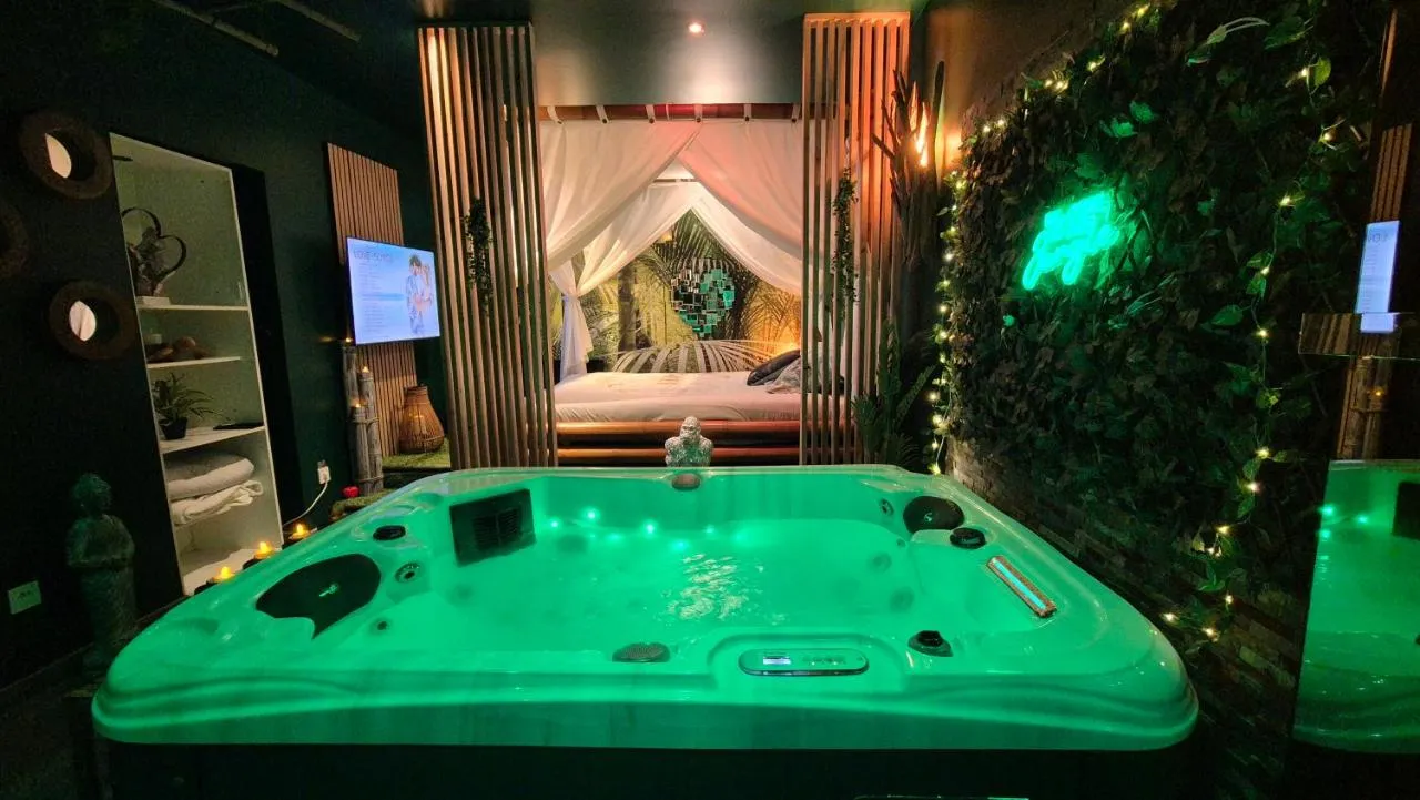 Lov'appart : jacuzzi et lit à baldaquin, love room à Boulogne-sur-Mer