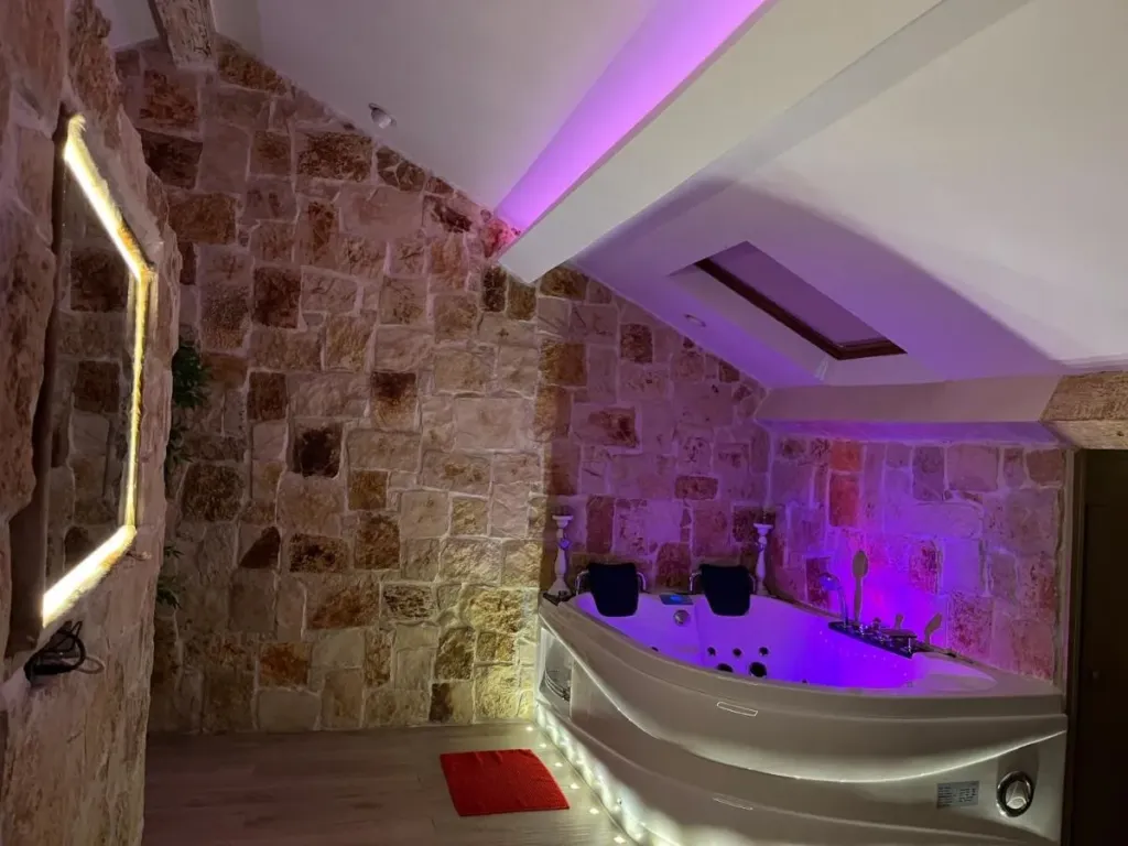 Love Room Jacuzzi Croisette : jacuzzi en lumière violette, love room à Cannes