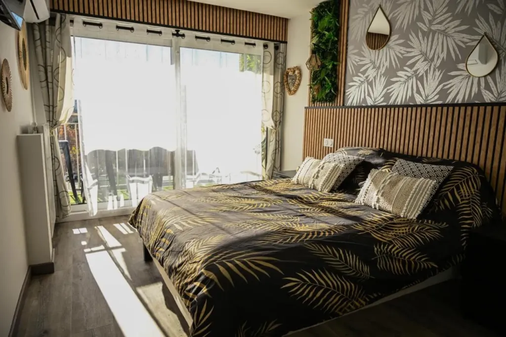 Love Room Luxe Près de la Mer : chambre, love room à Fréjus