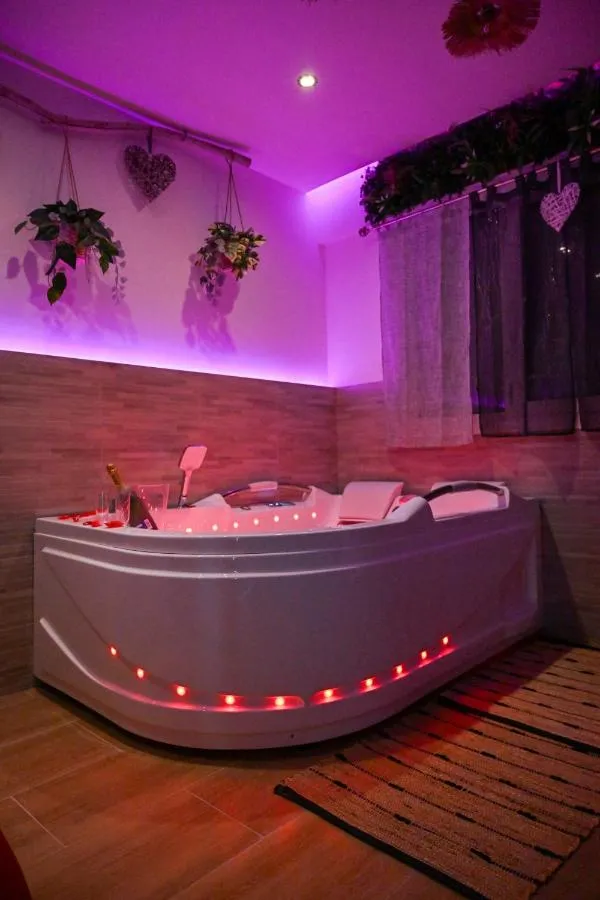 Love Room Luxe Près de la Mer : jacuzzi en lumière rose, love room à Fréjus