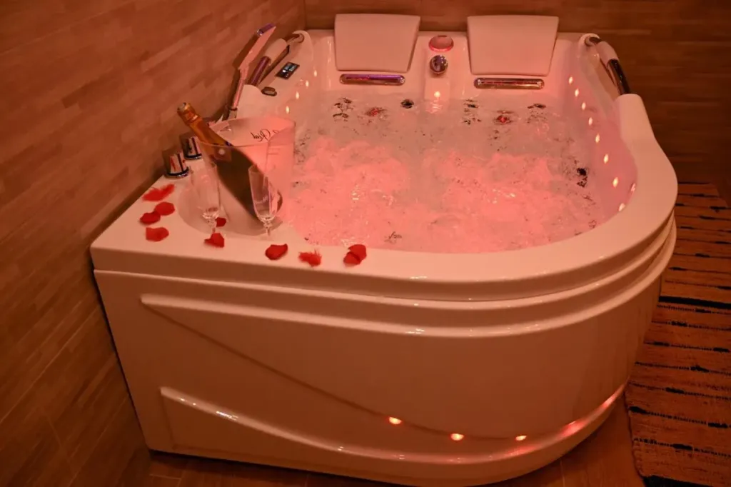 Love Room Luxe Près de la Mer : jacuzzi et pétales de rose, love room à Fréjus