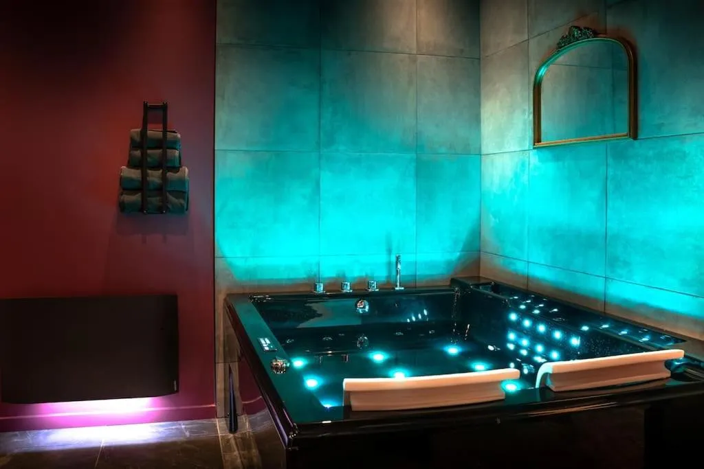 LoveLoft : jacuzzi illuminé, love room à Lorient