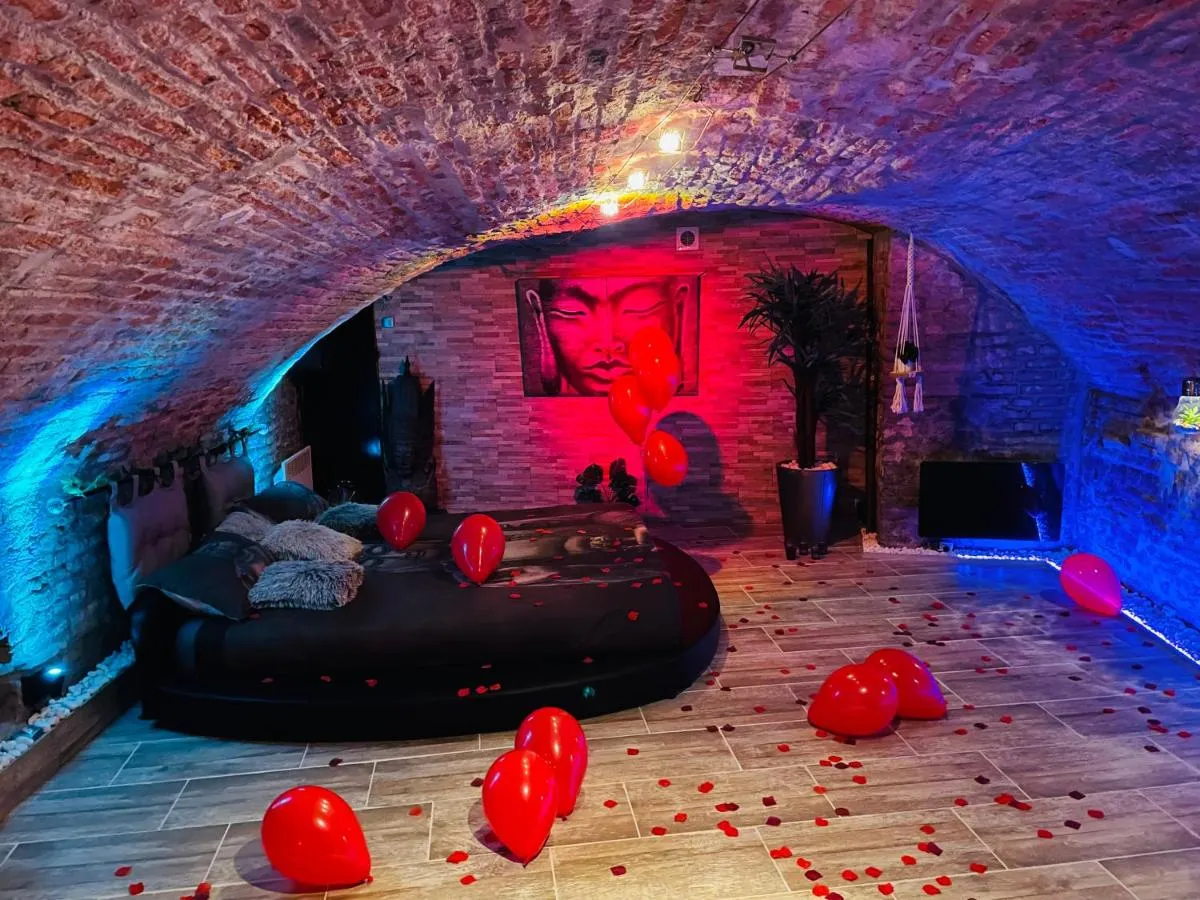 Loveroom21 : chambre voûtée et lit rond, love room à Valenciennes