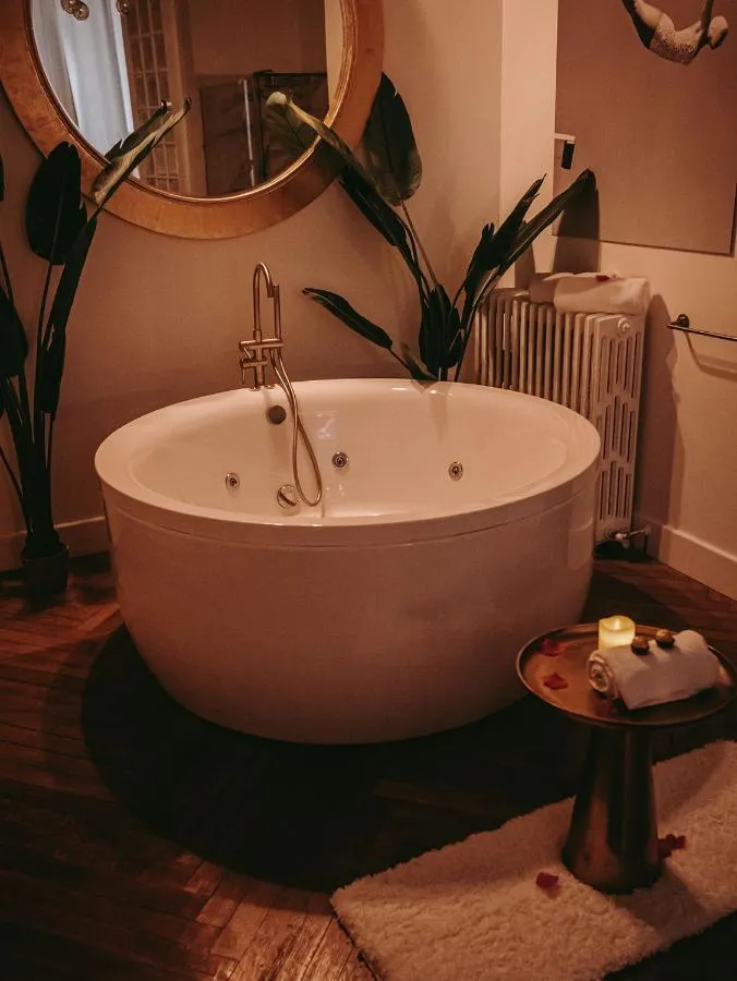 Saint-Valentin à Bordeaux : la baignoire balnéo ronde de la Maison Marie-Astrid