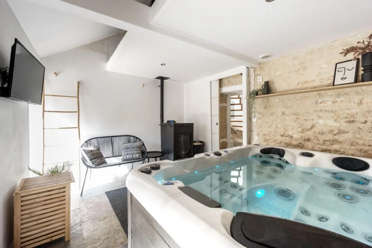 My Home Prestige : spa privatif dans la pièce de vie, love room à Châteauroux