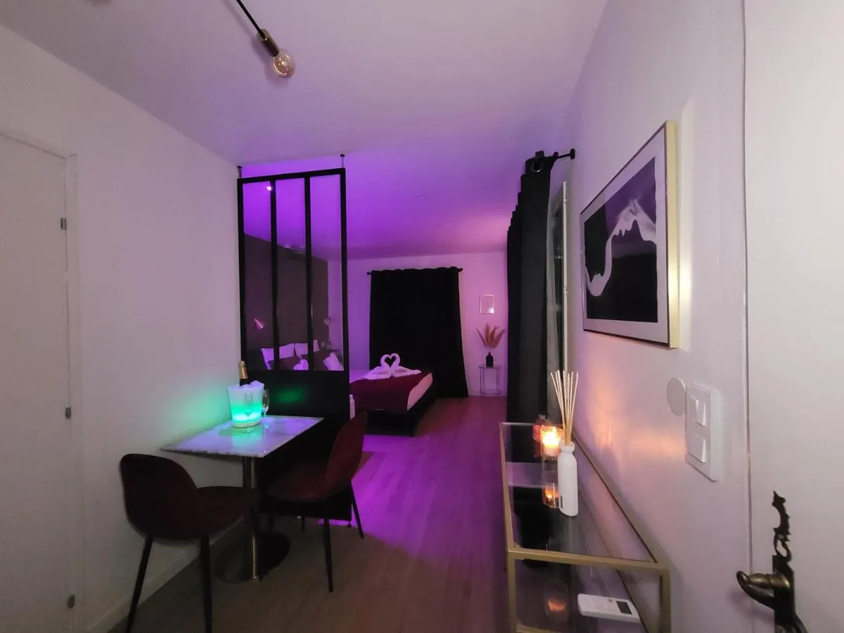 Nuit d'Évasion : jacuzzi en lumière violette, love room à Toulon