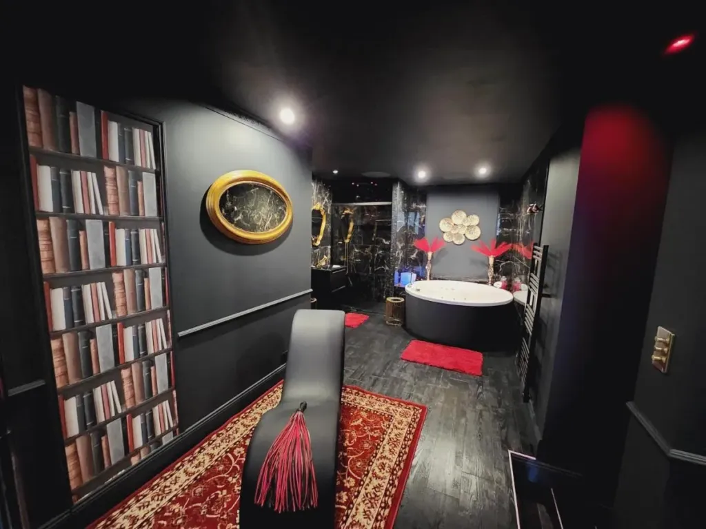 Ô Plaisirs Interdits : jacuzzi et bibliothèque, love room à Caen