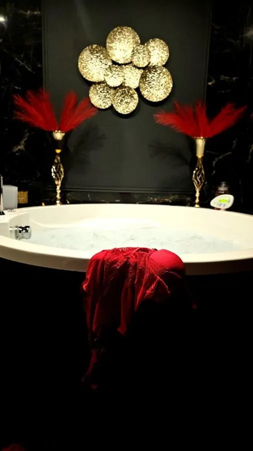 Ô Plaisirs Interdits : jacuzzi rond, love room à Caen