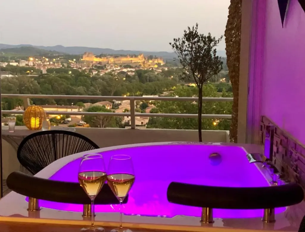 Love room avec vue : la terrasse de Panorama Suite & Spa face à Carcassonne