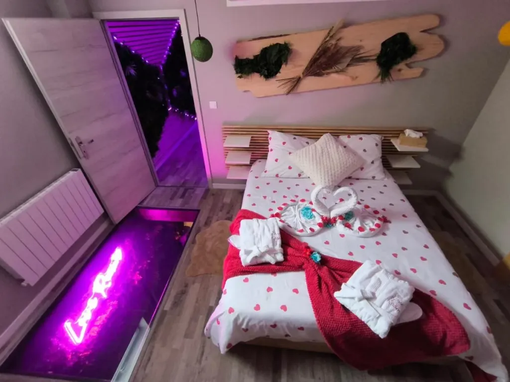 Paradise and Love Room : lit et sol vitré sur le spa, love room à Haguenau
