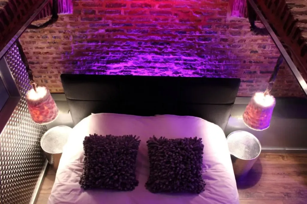 Private Room & Spa : lit et briques apparentes, love room à Lille