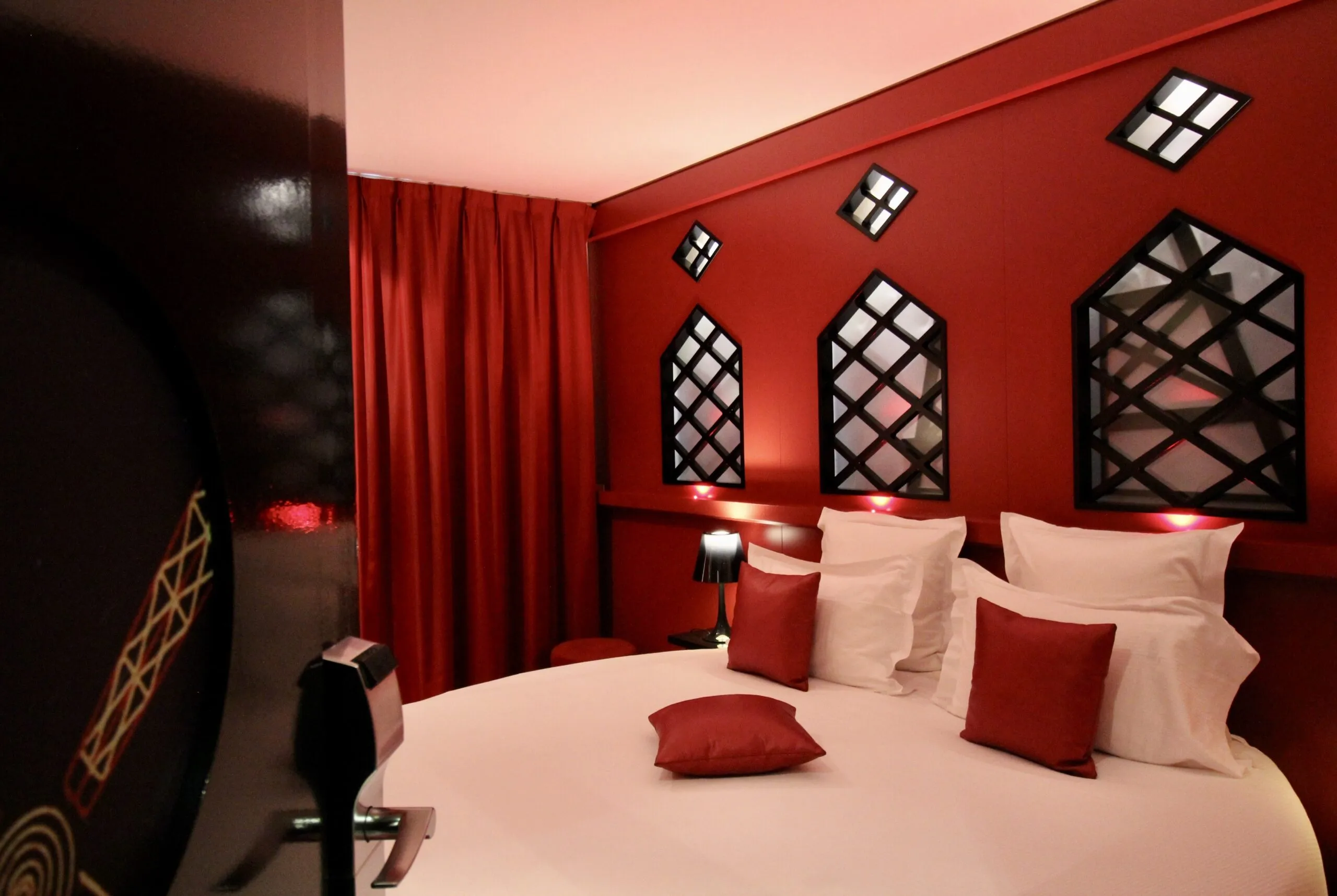 Secret de Paris : chambre Moulin Rouge et son lit rond, love room à Paris