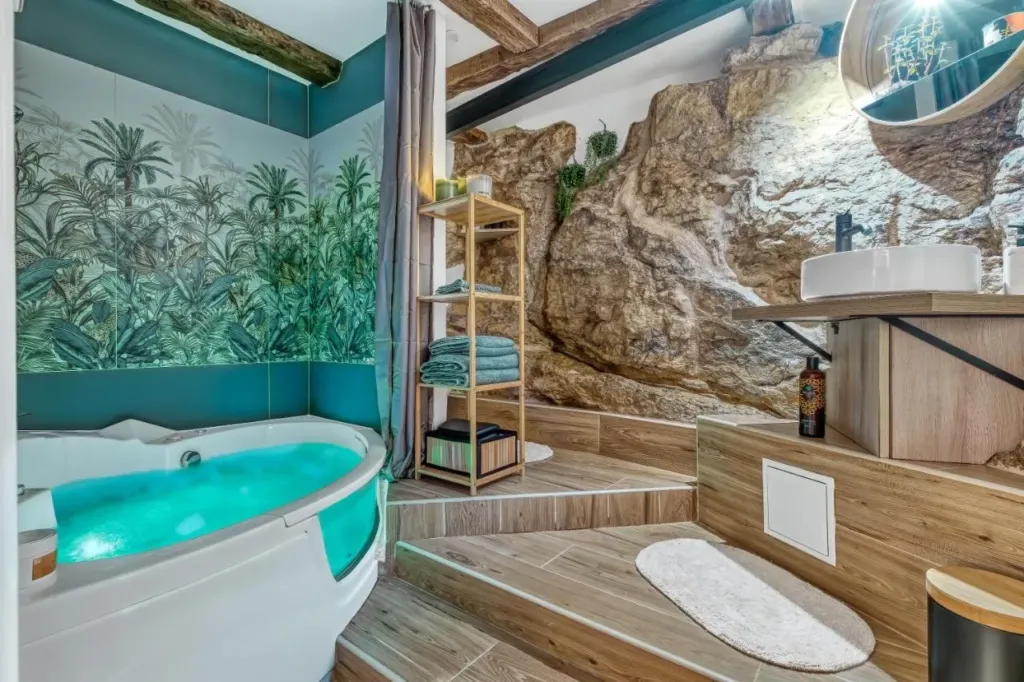 Week-end en amoureux à Annecy : le jacuzzi de la Secret Room dans la vieille ville