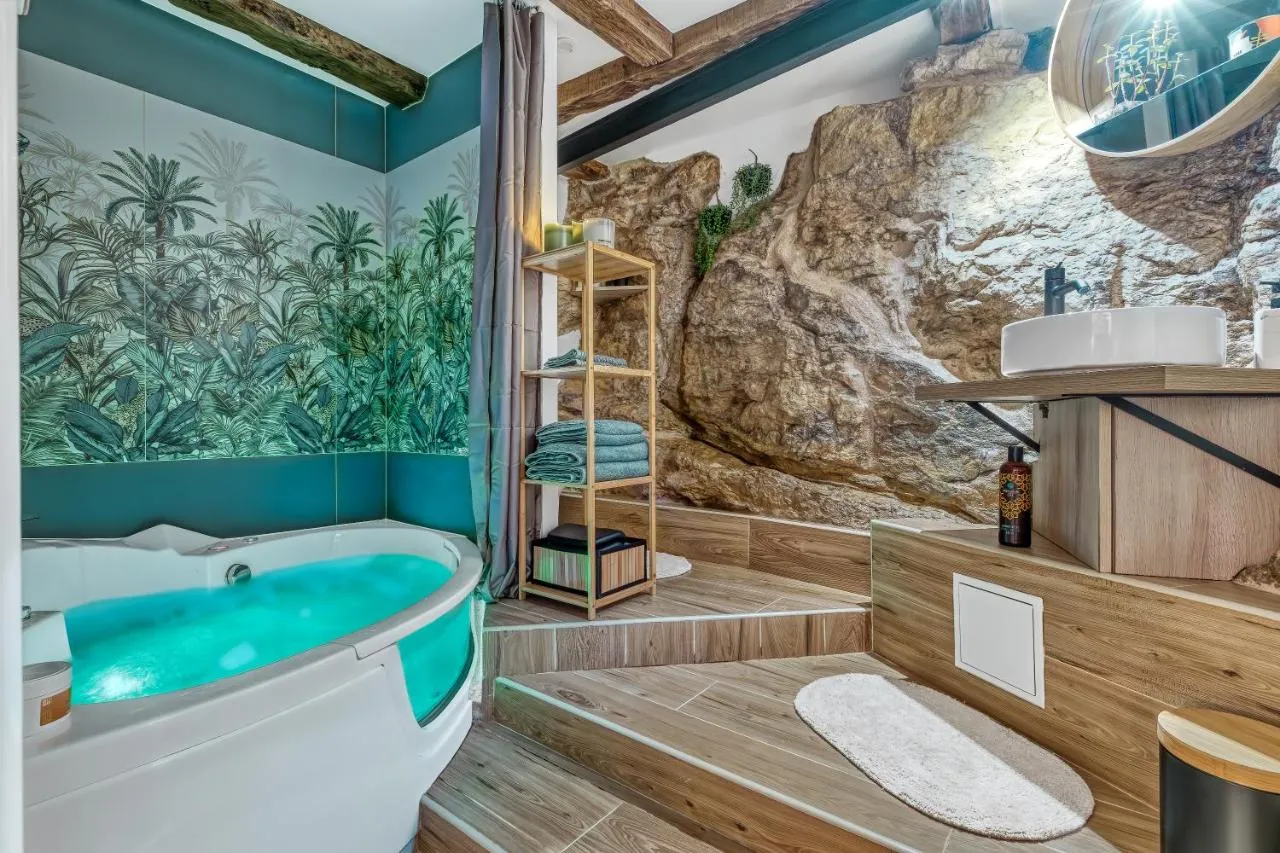 Secret Room Annecy : jacuzzi contre le mur de roche, love room à Annecy
