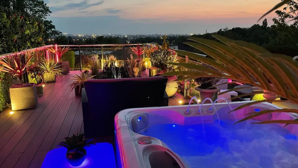 Spa de la Lune : jacuzzi en terrasse face à Paris, love room à Clichy-sous-Bois