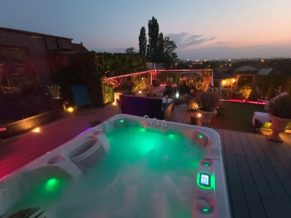 Saint-Valentin près de Paris : le jacuzzi chauffé sur la terrasse du Spa de la Lune, à la tombée de la nuit