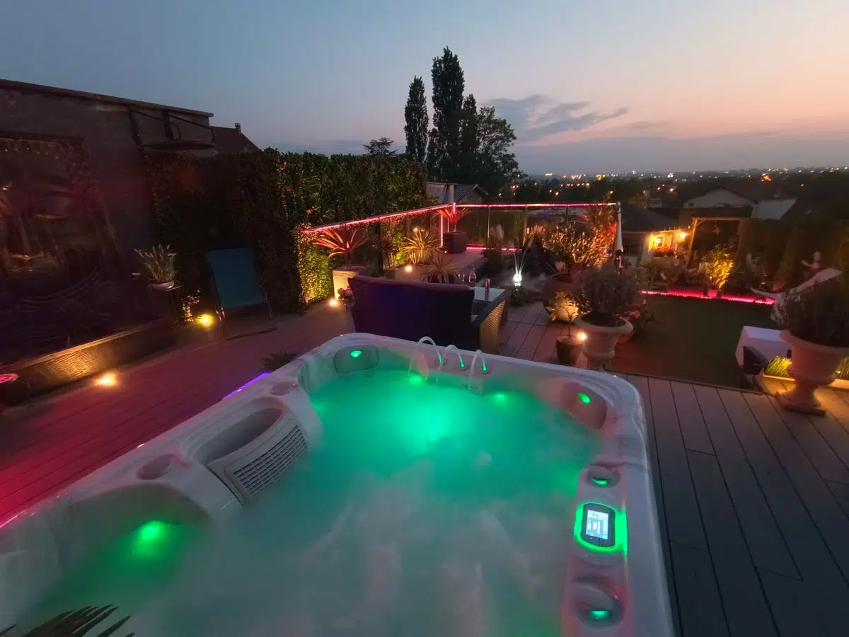 Spa de la Lune : jacuzzi extérieur de nuit, love room à Clichy-sous-Bois
