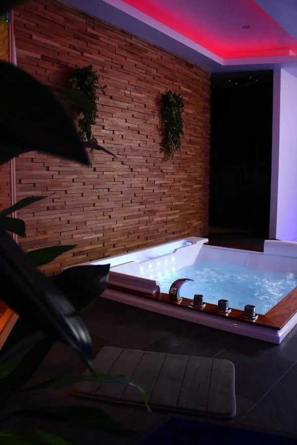 Spa privatif by XELA : jacuzzi privatif, love room à Auxerre