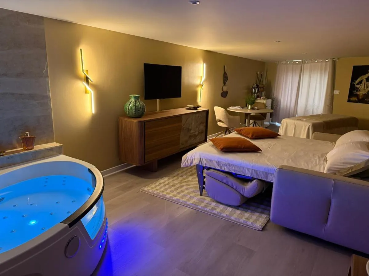Spa Suite Loft : suite et baignoire balnéo en lumière bleue, love room à Vichy