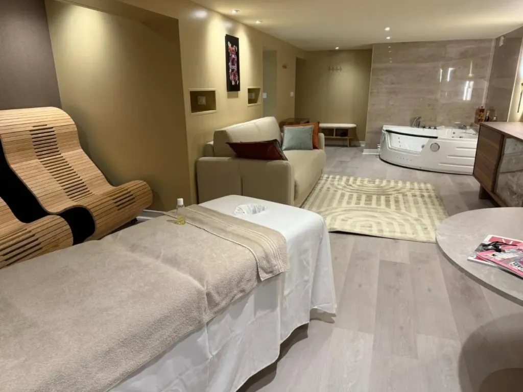 Spa Suite Loft : suite et chaises longues, love room à Vichy