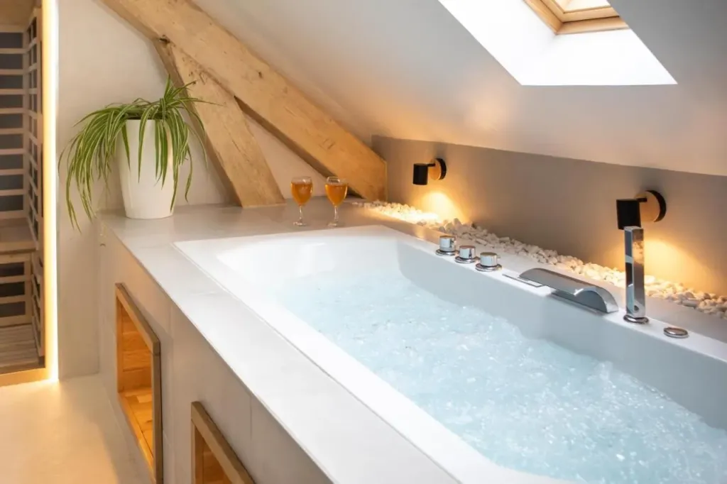Soirée bien-être à deux : la baignoire balnéo sous les poutres de Sublime Loft, à Belfort