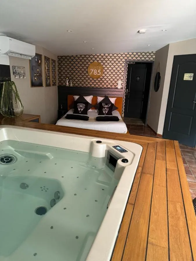 Idée Saint-Valentin : le jacuzzi au pied du lit de Suite 785, à Montauban