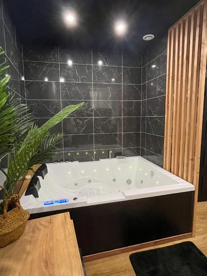 Suite Cocooning & Spa : baignoire balnéo, love room à Béziers