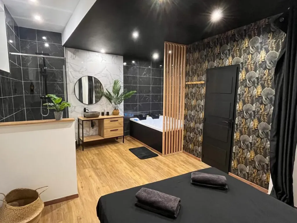 Suite Cocooning & Spa : suite et espace bain, love room à Béziers