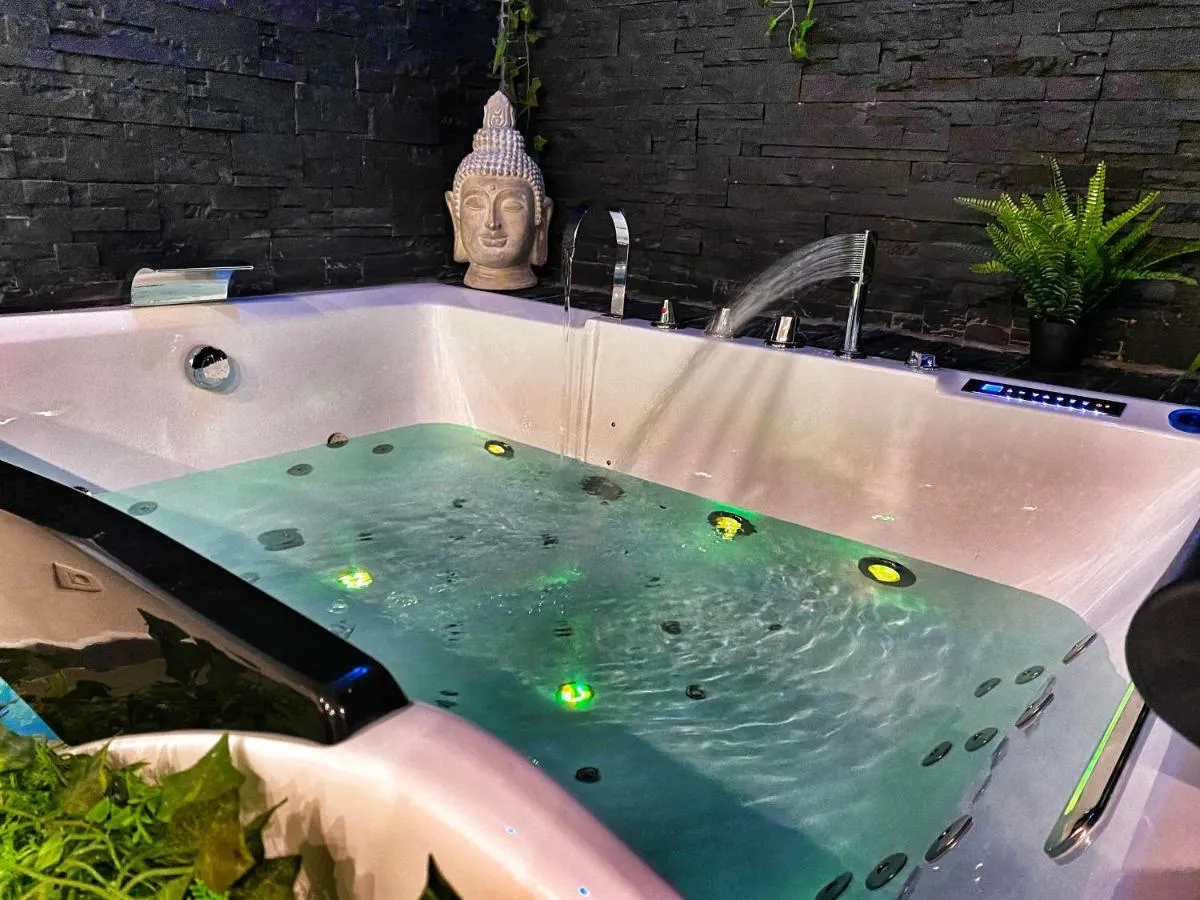 Suite Jacuzzi des Catalans : bain à remous éclairé, love room à Marseille
