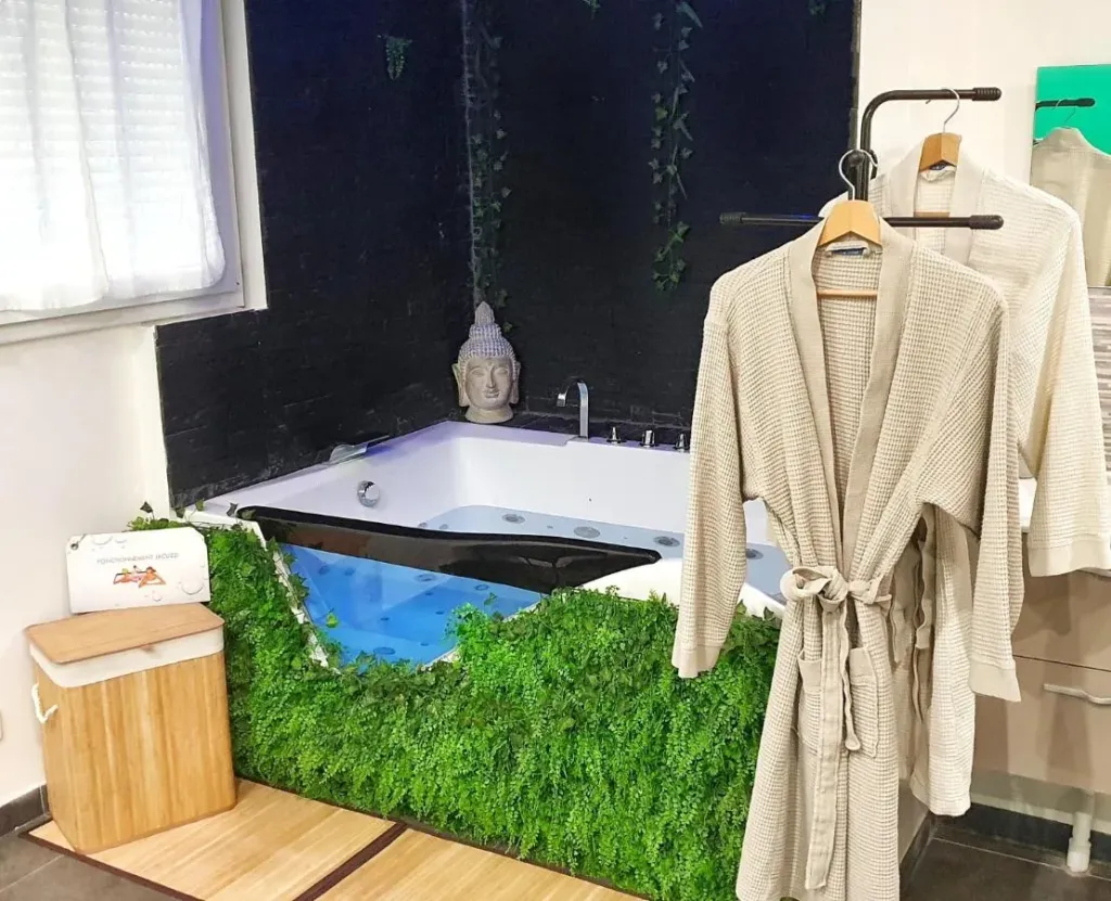 Suite Jacuzzi des Catalans : bain à remous et peignoirs, love room à Marseille
