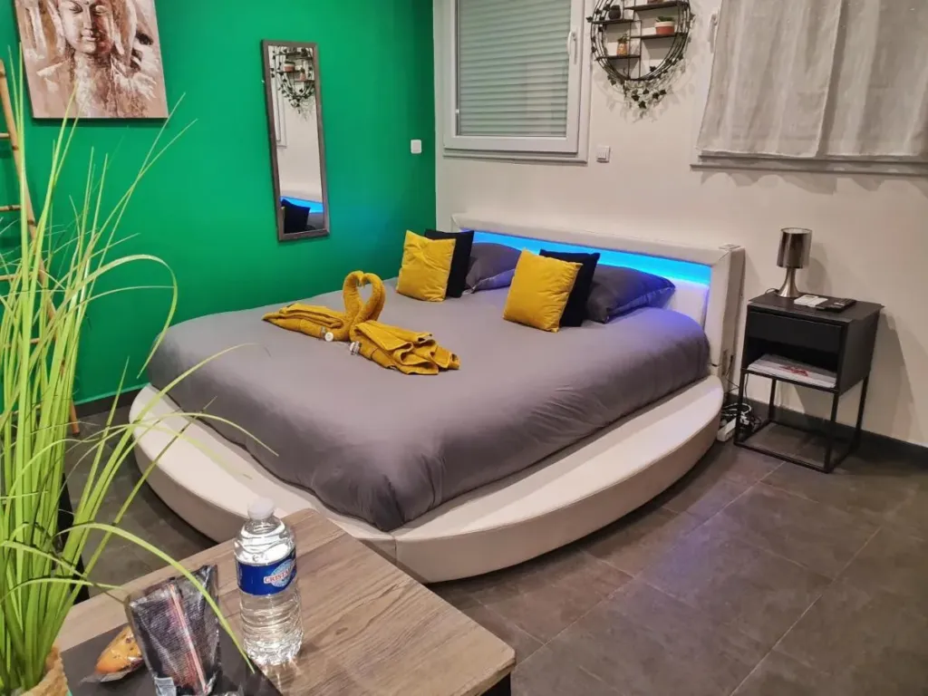 Suite Jacuzzi des Catalans : chambre, love room à Marseille