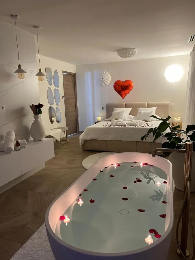 Suite l'Écrin : chambre et baignoire îlot, love room à Arles