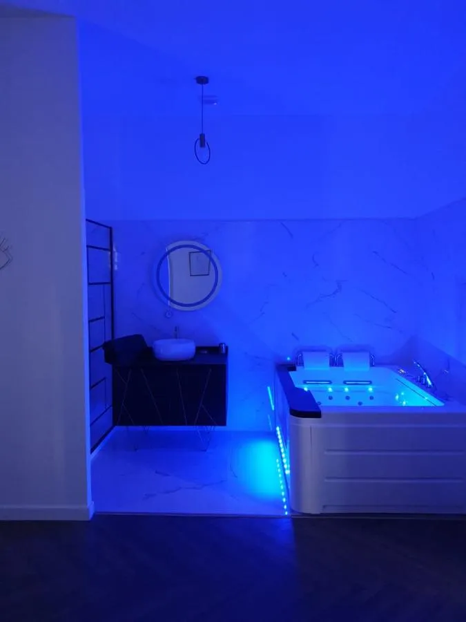 Suite Miro : jacuzzi en lumière bleue, love room à Perpignan