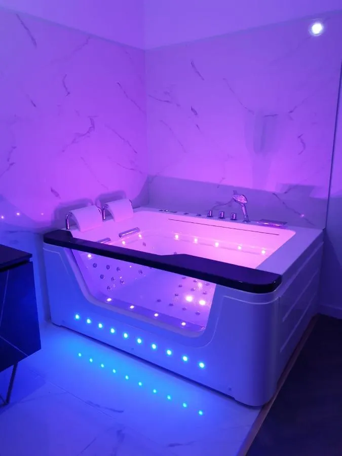 Suite Miro : jacuzzi en lumière violette, love room à Perpignan