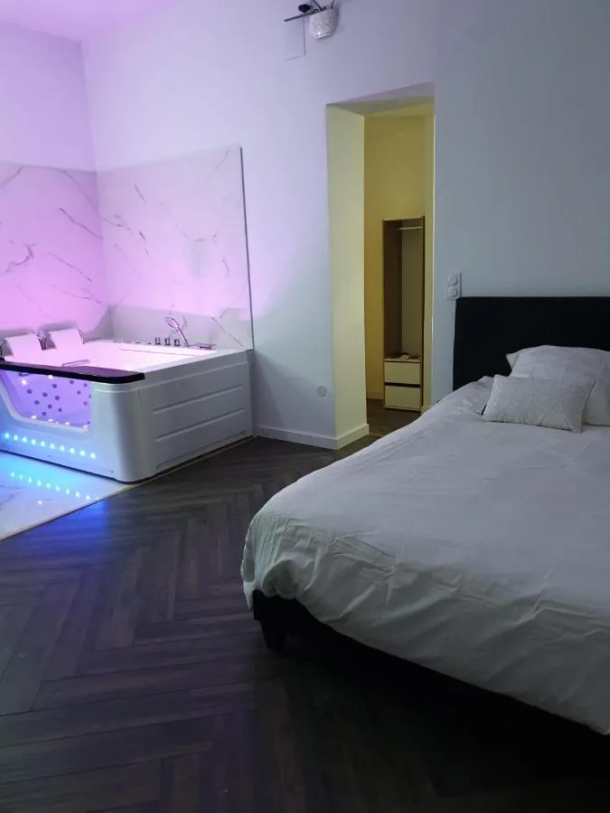Suite Miro : jacuzzi et lit, love room à Perpignan