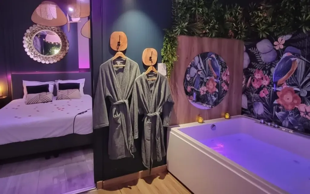 Suite Passion : chambre et jacuzzi, love room à Saint-Étienne