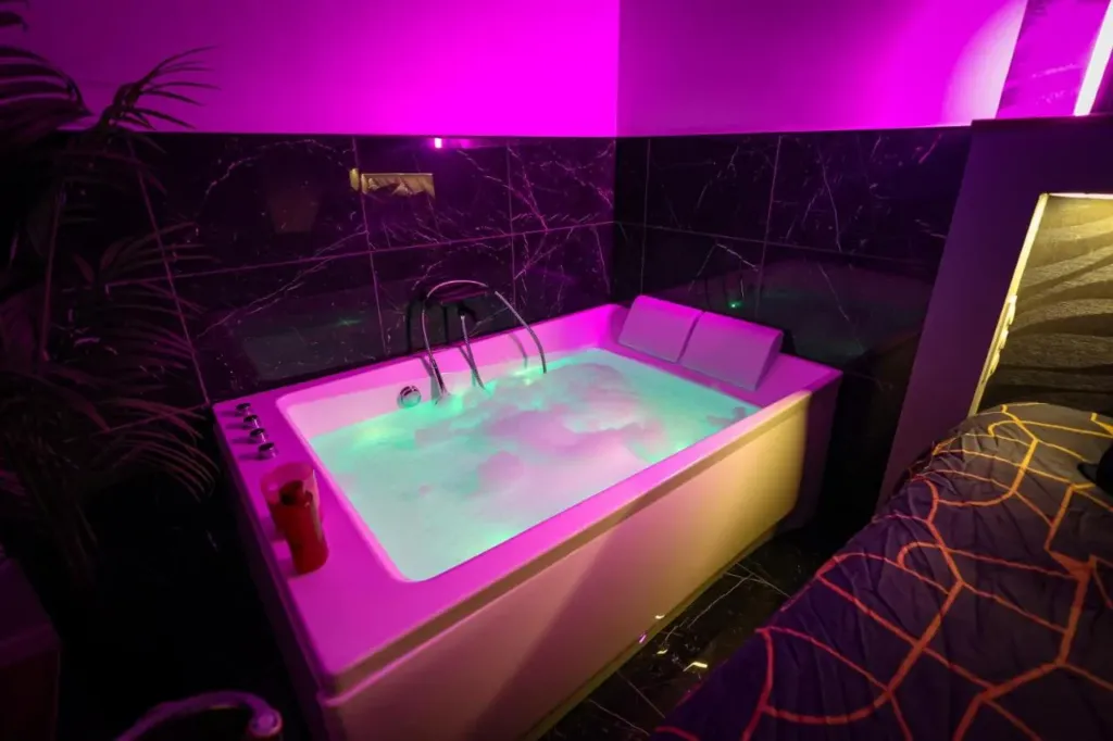 Suites Sensorielles : jacuzzi en lumière rose, love room à Metz