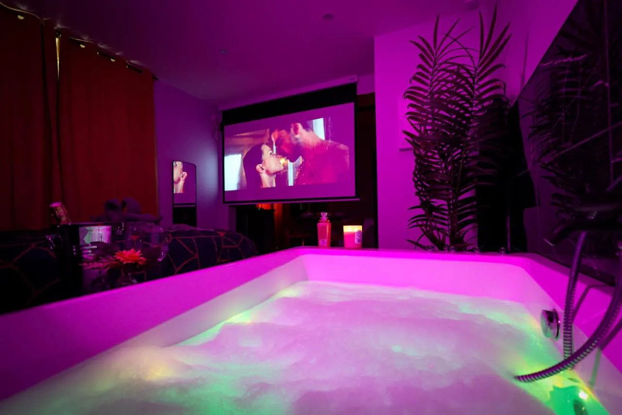 Suites Sensorielles : jacuzzi face à l'écran de cinéma, love room à Metz