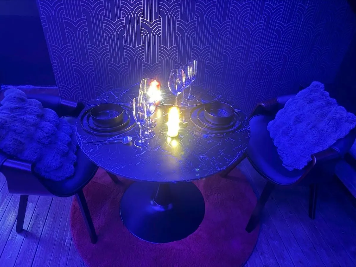 Sweety's Eden : jacuzzi rond en lumière bleue, love room au Mans