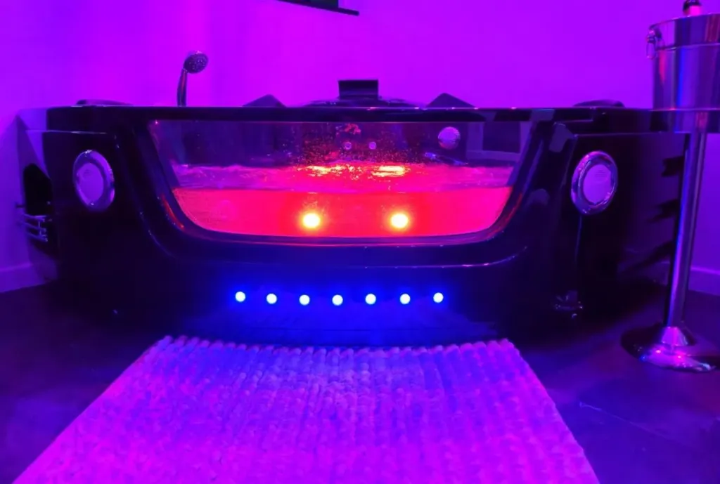 Tijugo : jacuzzi en lumière violette, love room à Clermont-Ferrand