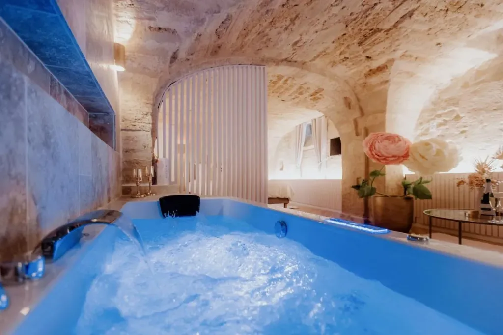 Vénusa Suite : jacuzzi privatif illuminé, love room à Montpellier