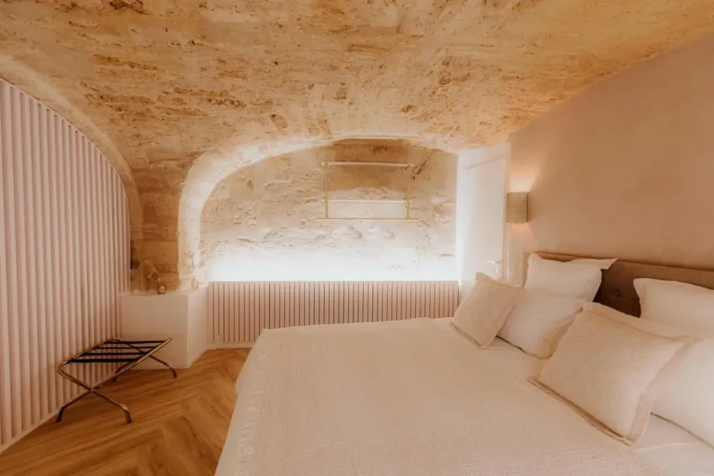 Vénusa Suite : lit sous la voûte en pierre, love room à Montpellier