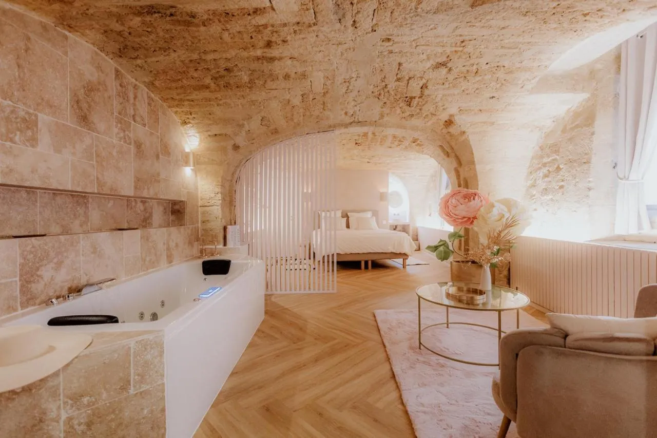 Vénusa Suite : suite voûtée en pierre avec jacuzzi, love room à Montpellier