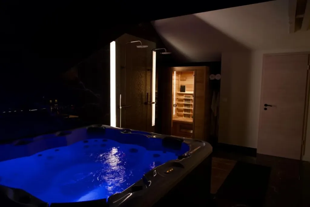 Villa Le 89 Golden : jacuzzi et sauna, love room à Mulhouse